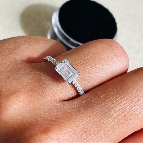1.00CT Ring Emerald cut Rhodium Plated Cubic zirconia - Picture 2 of 5